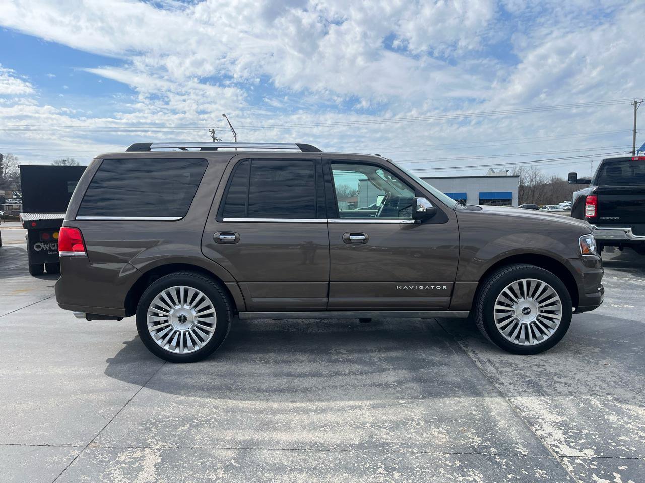 Used 2015 Lincoln Navigator 4WD w/ Equipment Group 101A Reserve image 2