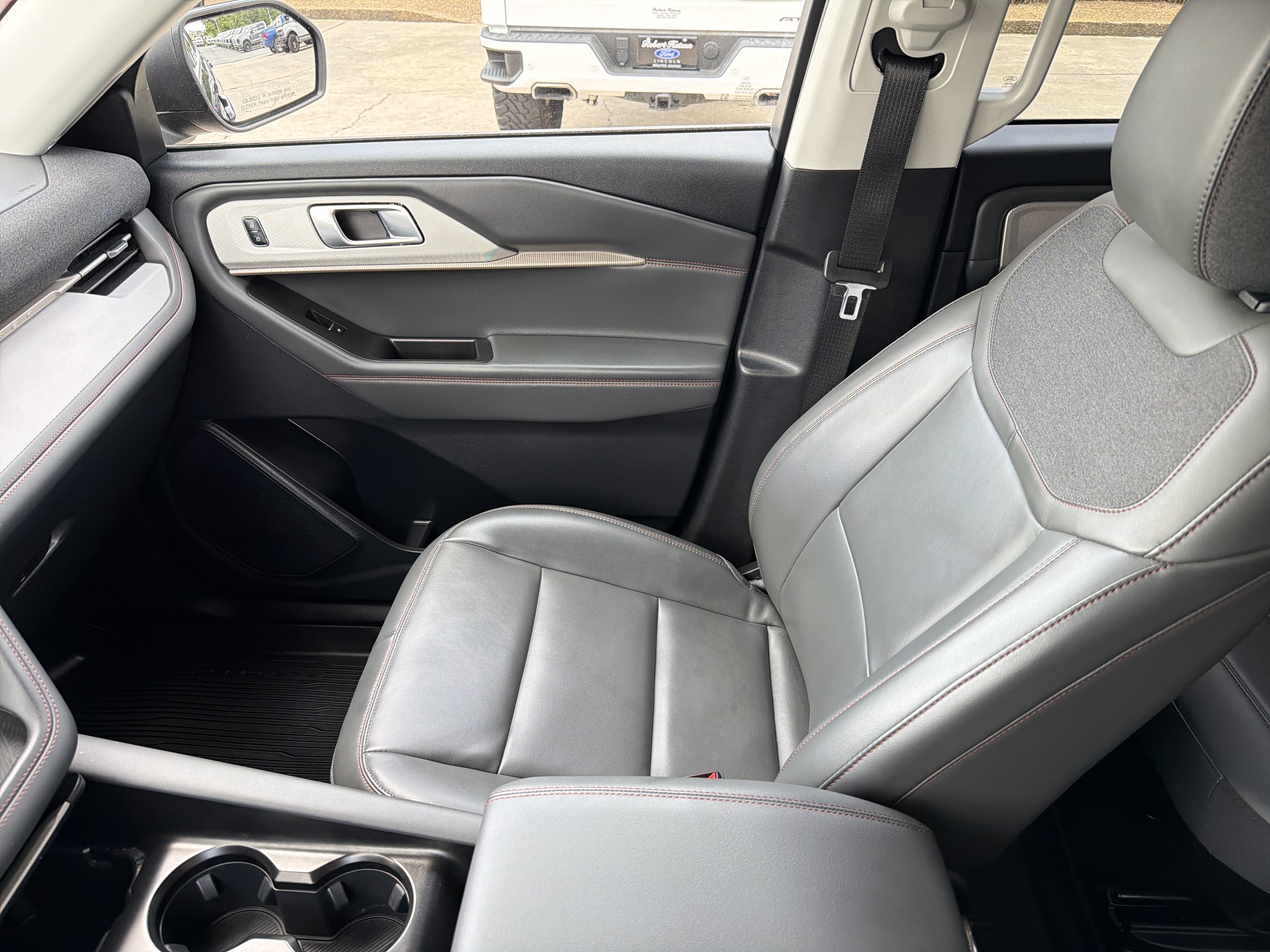Used 2025 Ford Explorer Active w/ Active Comfort Package RWD image 26