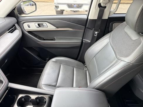 Used 2025 Ford Explorer Active w/ Active Comfort Package RWD image 26