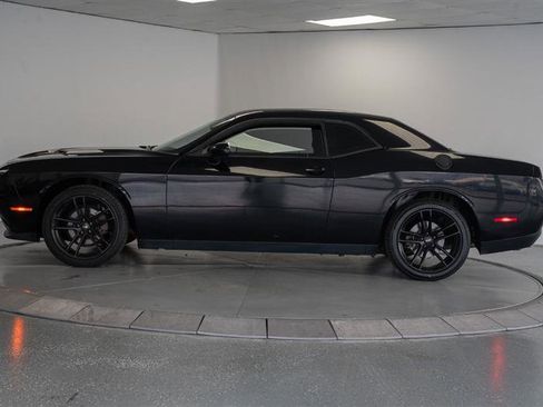 Used 2017 Dodge Challenger SXT image 4