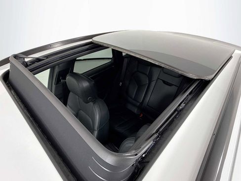 Certified 2025 Porsche Macan T image 23