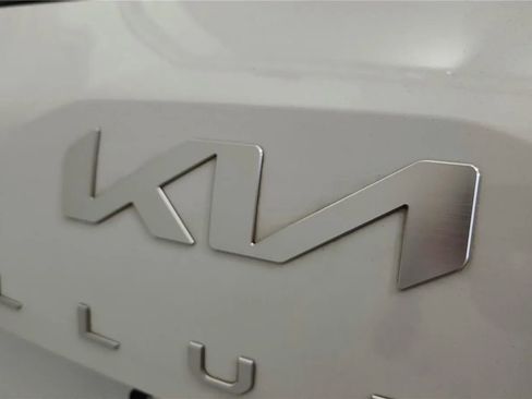 Used 2024 Kia Telluride EX w/ EX Captain's Chair Package image 16