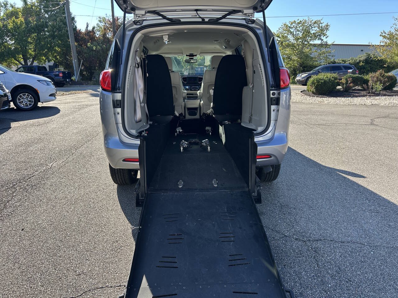 Used 2021 Chrysler Voyager Lxi FWD image 4