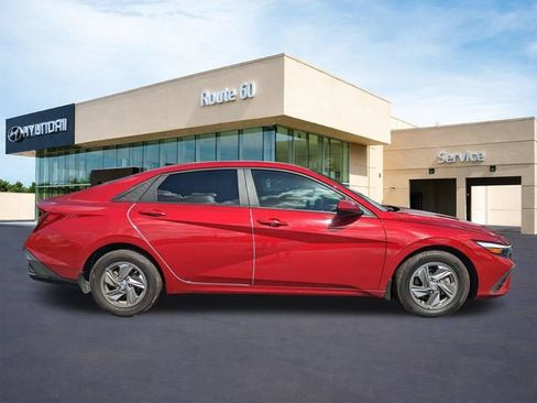 Used 2024 Hyundai Elantra SE FWD image 3