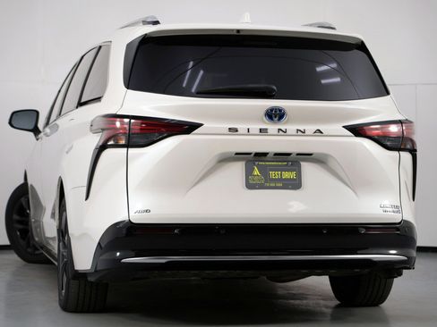 Used 2021 Toyota Sienna Limited image 5