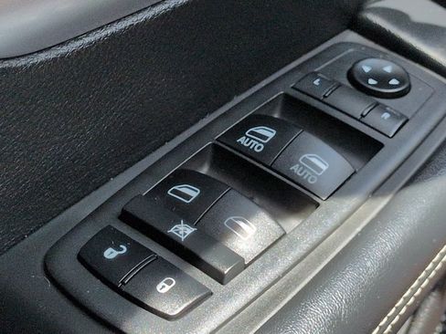 Used 2019 Chrysler Pacifica Touring-L w/ Premium Audio Group FWD image 23