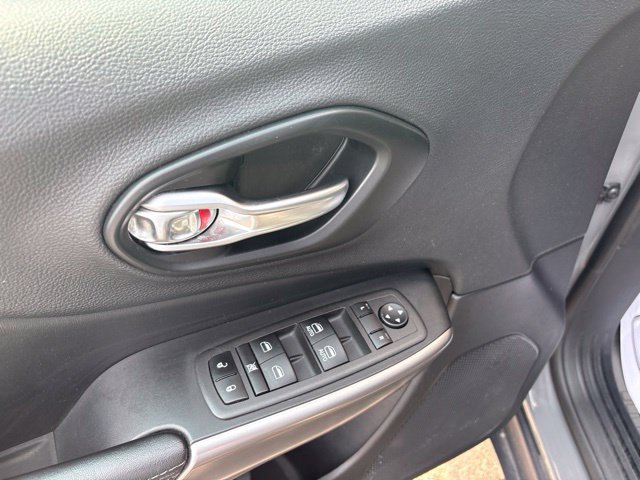 Used 2022 Jeep Cherokee Latitude Lux FWD image 23