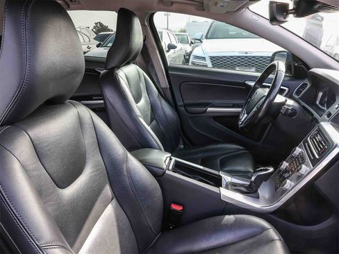 Used 2018 Volvo V60 T5 Cross Country image 18