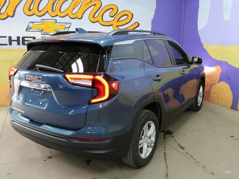 Used 2024 GMC Terrain SLE w/ Driver Convenience Package FWD image 8