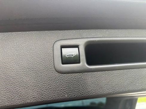 Used 2020 Toyota Highlander XLE AWD/4WD image 38