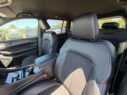 New 2026 Jeep Grand Cherokee Altitude AWD/4WD image 12
