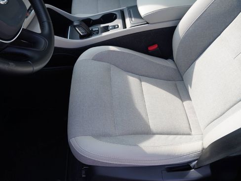 Used 2020 Volvo XC40 T4 Momentum image 9