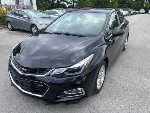 Used 2018 Chevrolet Cruze LT w/ Convenience Package FWD image 2