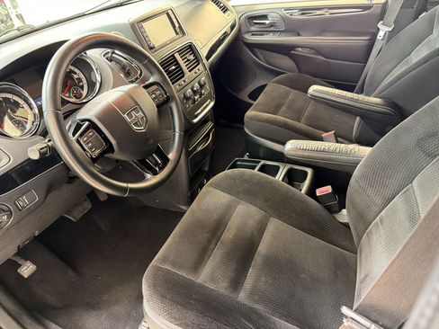 Used 2019 Dodge Grand Caravan SE FWD image 4