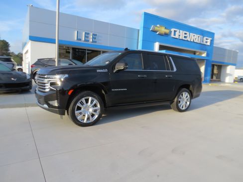 Used 2022 Chevrolet Suburban High Country image 2