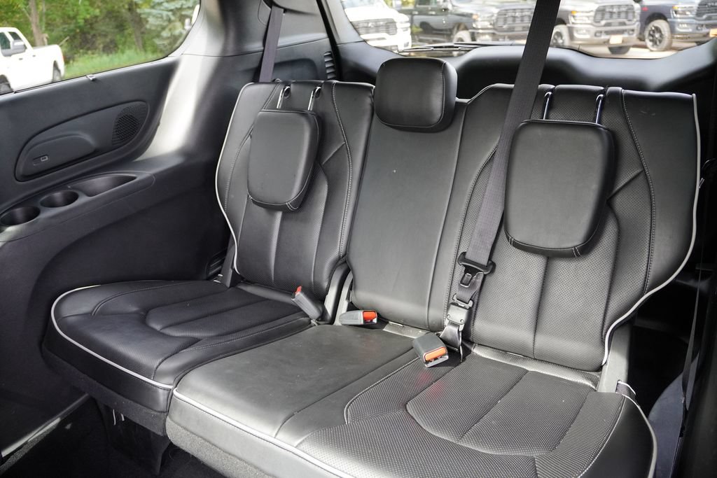 Used 2025 Chrysler Pacifica Limited FWD image 18