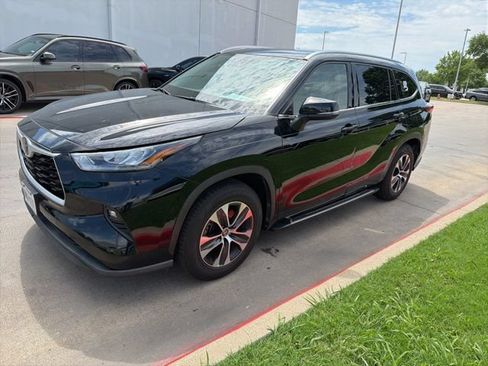 Used 2020 Toyota Highlander XLE FWD image 2