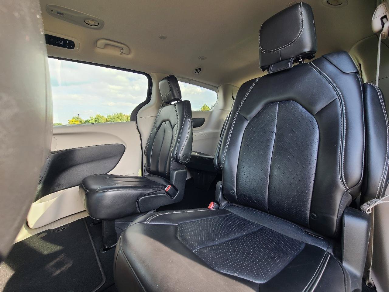 Used 2023 Chrysler Pacifica Touring-L FWD image 16