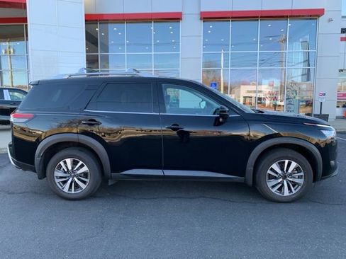 Used 2023 Nissan Pathfinder SL image 2