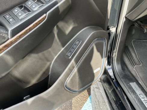 Used 2020 Chevrolet Suburban LT image 18