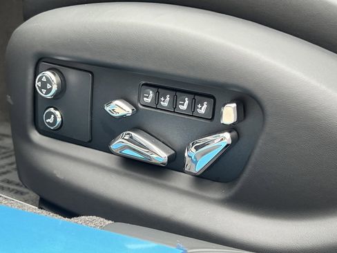 Used 2025 Bentley Flying Spur Plug-In Hybrid image 46