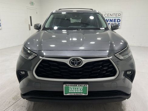 Used 2023 Toyota Highlander XLE image 3