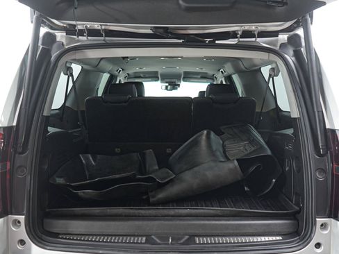 Used 2018 Chevrolet Suburban Premier AWD/4WD image 17