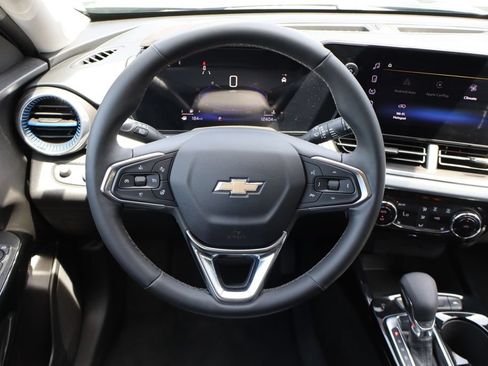 Used 2025 Chevrolet Trax LT w/ LT Convenience Package FWD image 14