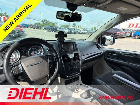 Used 2014 Chrysler Town & Country Touring-L FWD image 12
