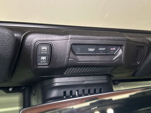 Used 2025 Jeep Wrangler Unlimited Rubicon w/ Technology Group image 23