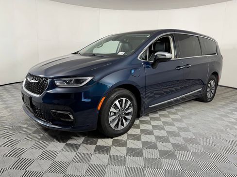 Used 2023 Chrysler Pacifica Limited w/ Uconnect Theater Family Group image 9