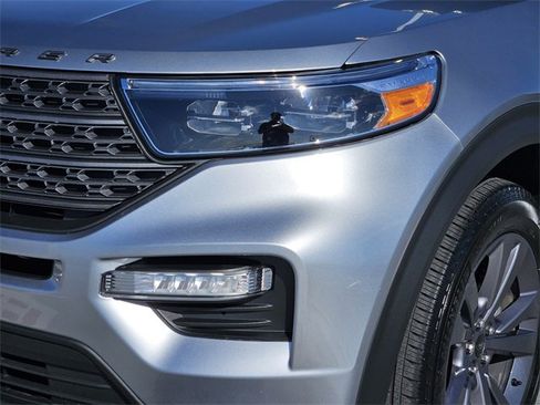 Used 2024 Ford Explorer XLT w/ Equipment Group 202A image 8