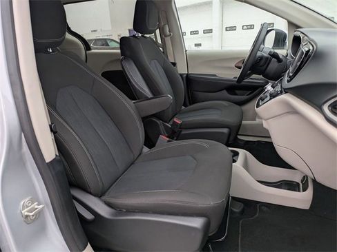 Used 2023 Chrysler Voyager LX image 23