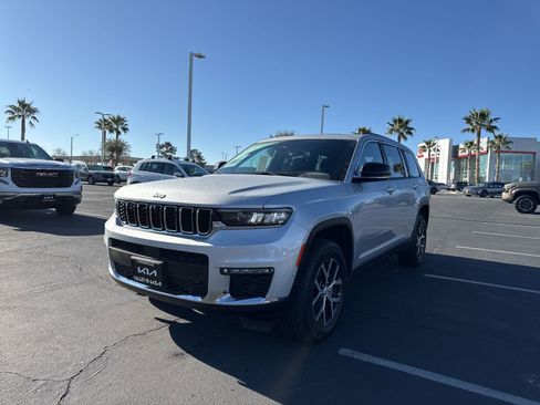 Used 2024 Jeep Grand Cherokee L Limited w/ Luxury Tech Group II image 2