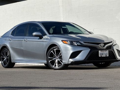 Used 2019 Toyota Camry SE image 2