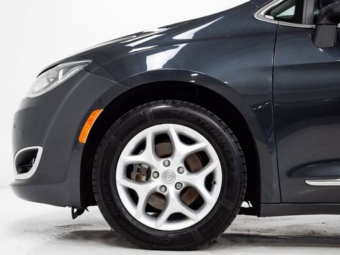 Used 2020 Chrysler Pacifica Touring-L Plus w/ Tire & Wheel Group FWD image 26