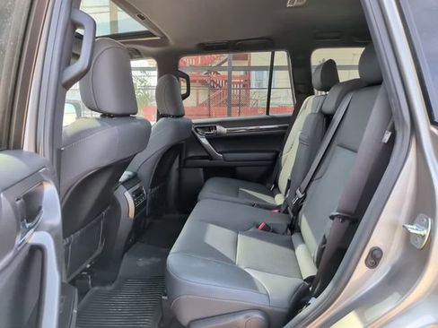 Used 2023 Lexus GX 460 Premium w/ Premium Package image 9