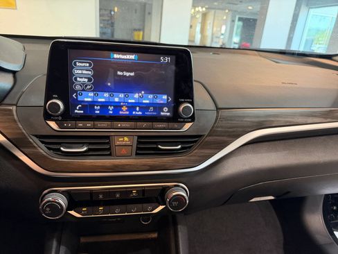 Used 2025 Nissan Altima 2.5 SV FWD image 17