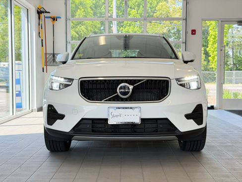 Used 2023 Volvo XC40 B5 Core w/ Convenience Package AWD/4WD image 3