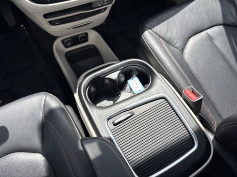 Used 2018 Chrysler Pacifica Touring-L Plus image 14