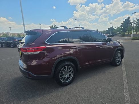 Used 2017 Toyota Highlander LE w/ Carpet Mat Package FWD image 3