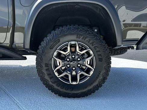Used 2025 Chevrolet Colorado ZR2 w/ Technology Package AWD/4WD image 26