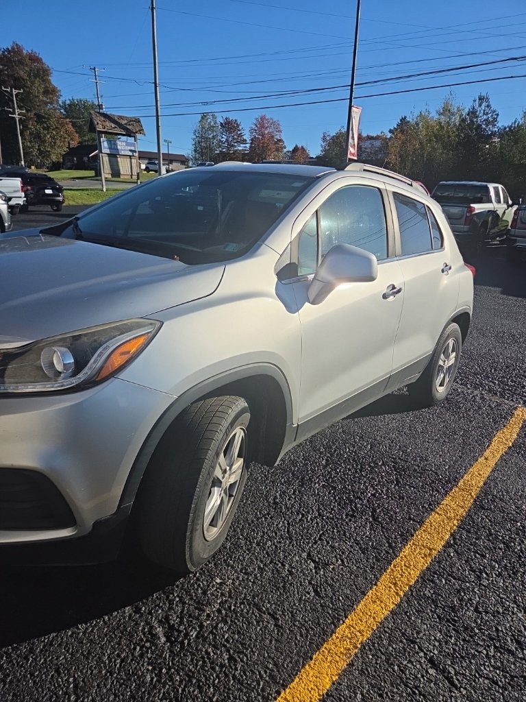 Used 2017 Chevrolet Trax LT w/ LT Convenience Package AWD/4WD image 1