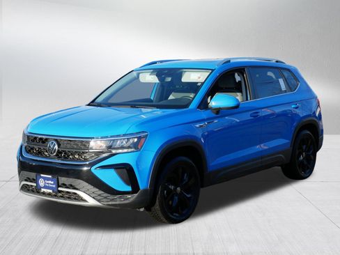 Certified 2022 Volkswagen Taos SE image 3