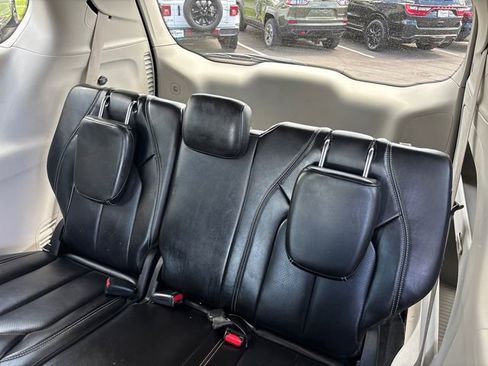Used 2023 Chrysler Pacifica Touring-L FWD image 10