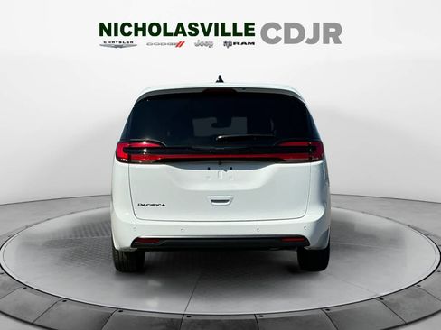 New 2026 Chrysler Pacifica Select image 5