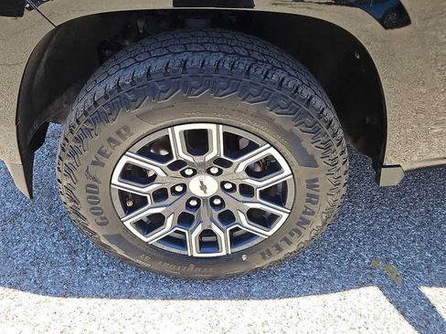 Used 2023 Chevrolet Colorado Z71 w/ Z71 Convenience Package 2 AWD/4WD image 12