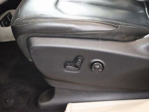 Used 2019 Chrysler Pacifica Touring-L image 12