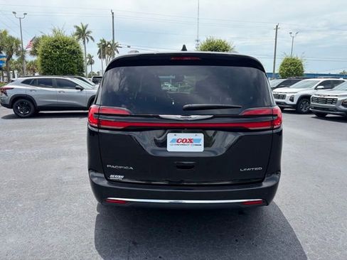 Used 2023 Chrysler Pacifica Limited FWD image 5