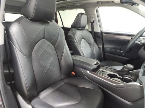 Used 2023 Toyota Highlander Platinum image 19